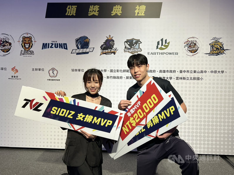 中華民國排球協會12日舉行企業21年甲級排球聯賽頒獎典禮，雲林美津濃隊長張祐晨（右）一舉囊括得分王、最佳邊線攻擊手，並摘下男子組最有價值球員（MVP）；女子組MVP則由效力於台北鯨華的「排球甜心」廖苡任（左）獲得。中央社記者陳容琛攝　115年4月12日
