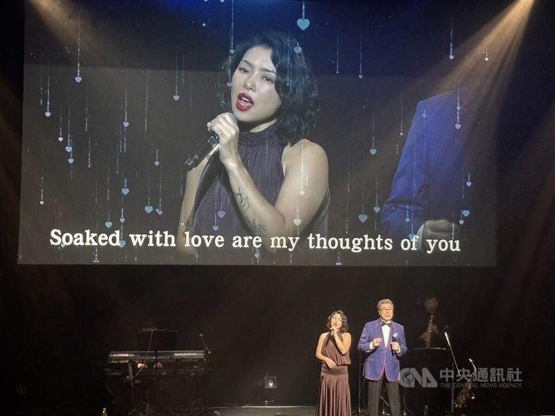 金鐘歌王楊烈「自由之地」世界巡迴演唱會12日在日本千葉縣浦安市文化會館開唱，他以「摯愛」介紹女兒楊舞子登場，兩人合唱經典名曲Sukiyaki。中央社記者戴雅真浦安市攝　115年4月12日