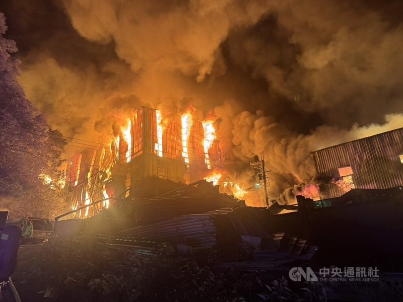 新北市五股區民義路二段一間鐵皮舊衣工廠12日晚間起火，由於內部堆放大量回收衣物，助長火勢迅速蔓延。（翻攝照片）中央社記者王鴻國傳真　115年4月12日