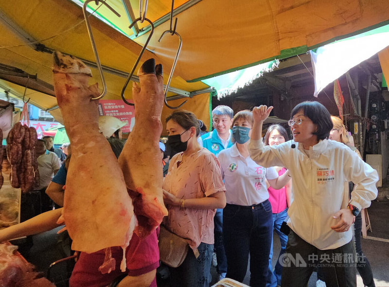 民進黨新北市長參選人蘇巧慧（右）12日一早拜票行程滿檔，她在板橋青翠市場掃街時展現滿滿活力，和鄉親熱情互動。中央社記者王鴻國攝　115年4月12日