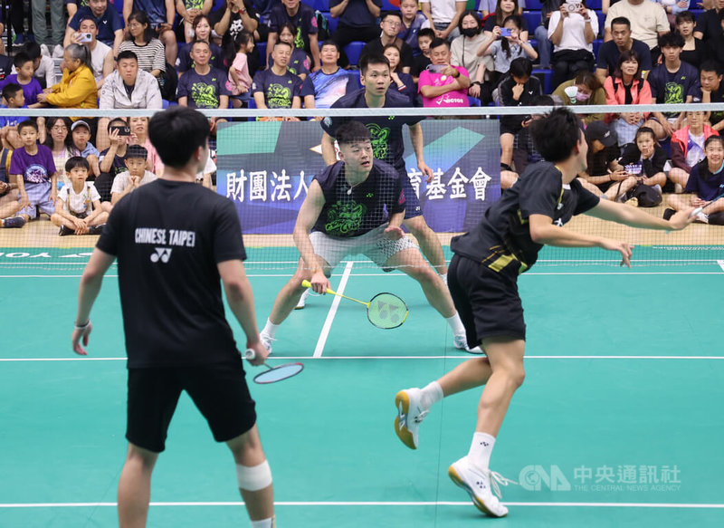 2026世界清晨盃暨吳文達紀念盃羽球錦標賽持續在台北體育館進行賽事，運動部長李洋（後中）12日與昔日搭檔王齊麟（前中）參加表演賽，展現默契。中央社記者張新偉攝　115年4月12日