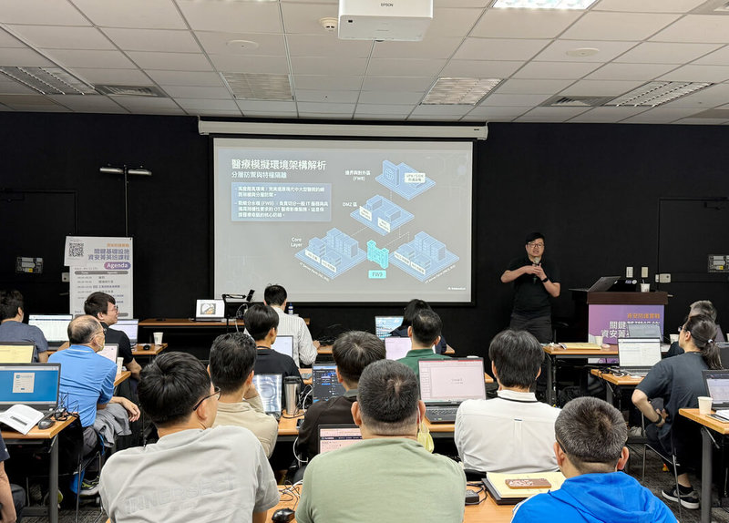 數發部資安署12日表示，為培育關鍵基礎設施領域實戰型資安人才，舉辦為期2天課程，主要聚焦醫療領域，透過演練場域實作，增強第一線資安人員應對新興威脅能力。圖為學員報告模擬醫療場域演練成果。（資安署提供）中央社記者趙敏雅傳真　115年4月12日