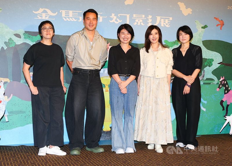 2026金馬奇幻影展12日在台北舉辦「欠妳的那場婚禮：第1-2集」首映會，製作人丁長鈺（右起）、演員蘇慧倫、導演嚴藝文、演員張孝全、監製於蓓華一同出席合影。中央社記者謝佳璋攝　115年4月12日