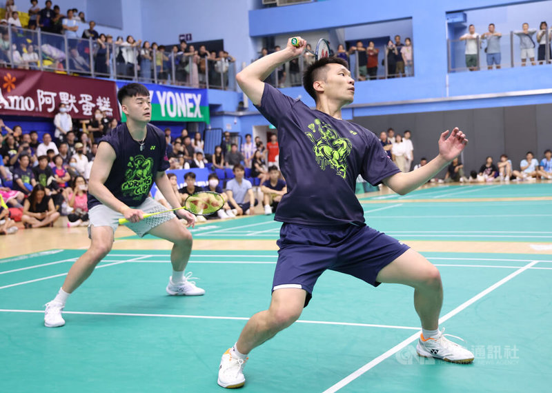 2026世界清晨盃暨吳文達紀念盃羽球錦標賽在台北體育館進行賽事,主辦單位12日邀請運動部長李洋(右)與昔日搭檔王齊麟(左)重現奧運雙金的「麟洋配」,兩人在表演賽展現好默契。中央社記者張新偉攝 115年4月12日