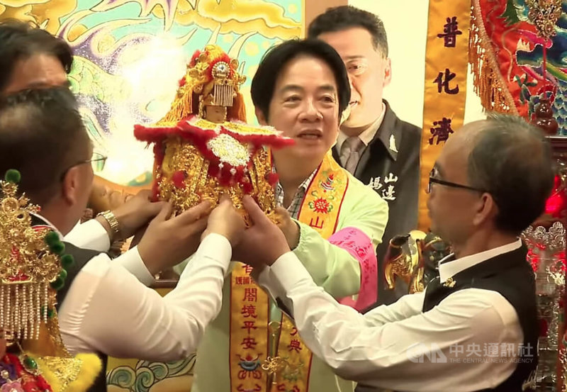 苗栗白沙屯媽與山邊媽12日起駕前往北港進香,總統賴清德(中)下午先到山邊媽祖宮參拜、送駕。(翻攝自youtube頻道「苗栗後龍山邊媽祖」直播畫面)中央社記者魯鋼駿傳真 115年4月12日