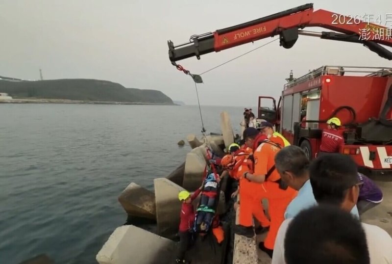 澎湖徐姓釣客11日在外垵漁港防波堤釣魚時，失足落海卡在消波塊縫隙，經第七岸巡與警消聯合救援吊掛上岸，所幸僅手腳擦傷，由救護車送往醫院治療與觀察。（第七岸巡隊提供）中央社  115年4月12日