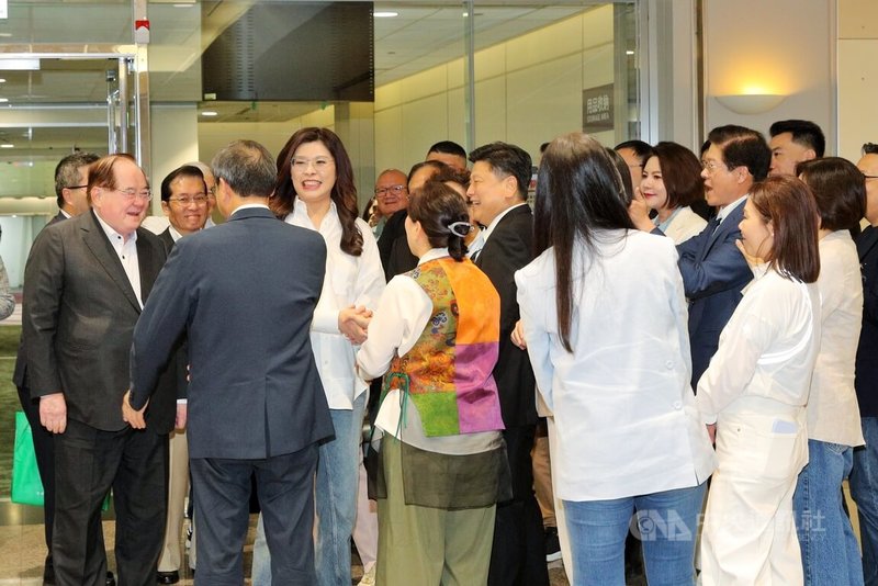 國民黨主席鄭麗文（中左白衣者）結束中國訪問行程，12日下午搭乘中國國際航空CA-189班機返台，多名同黨立委前往桃園國際機場接機。中央社記者吳睿騏桃園機場攝　115年4月12日