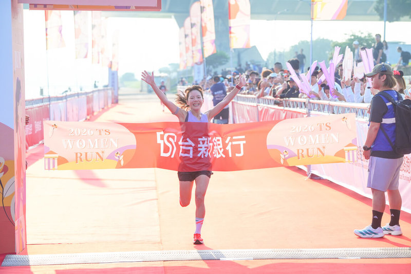 2026 TS WOMEN RUN台新新光女子路跑12日登場，半馬組由近況不錯的陳美彤（中）以1小時23分37秒的成績封后。（中華民國路跑協會提供）中央社記者黎建忠傳真　115年4月12日
