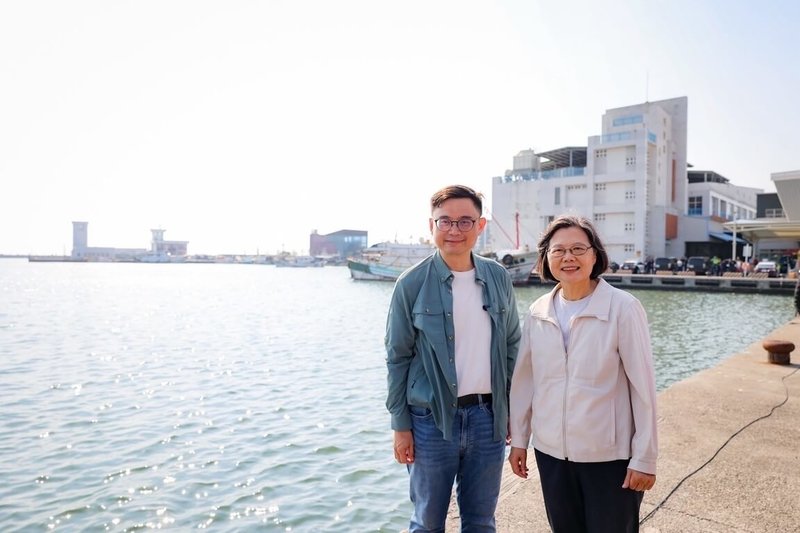 前總統蔡英文（右）11日與民進黨高雄市長參選人、立委賴瑞隆（左）展開一日行程，下午走訪高雄蚵仔寮魚市場。（賴瑞隆辦公室提供）中央社記者蔡孟妤傳真　115年4月12日