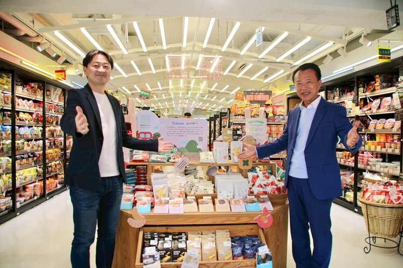 嘉義縣長翁章梁（右）12日在日本東京推銷嘉義農特產，對於中共中央台辦宣布10項對台措施，包含漁業及農產品開放等，翁章梁表示，嘉義縣農產品目前鎖定美國、加拿大、日本、新加坡及馬來西亞等國行銷，中國市場是政治性干預極強的不穩定市場，會審慎觀察評估。（嘉義縣政府提供）中央社記者蔡智明傳真　115年4月12日