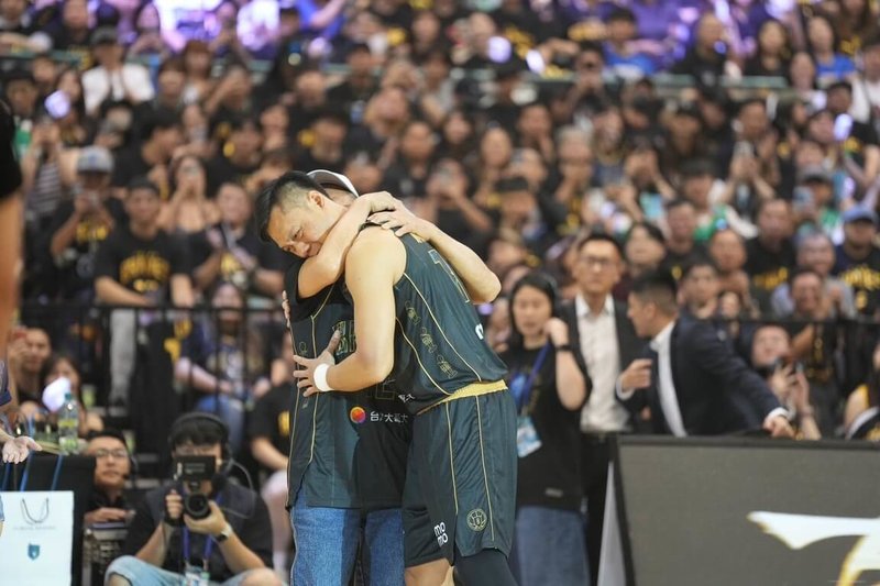 台灣職籃P. LEAGUE+台北富邦勇士球星林志傑（右）引退賽在台北小巨蛋進行，12日由林志傑父親擔任開球嘉賓，比賽還沒開打父子倆就相擁而泣，林志傑也難得在場上留下男兒淚。（PLG提供）中央社記者黎建忠傳真　115年4月12日