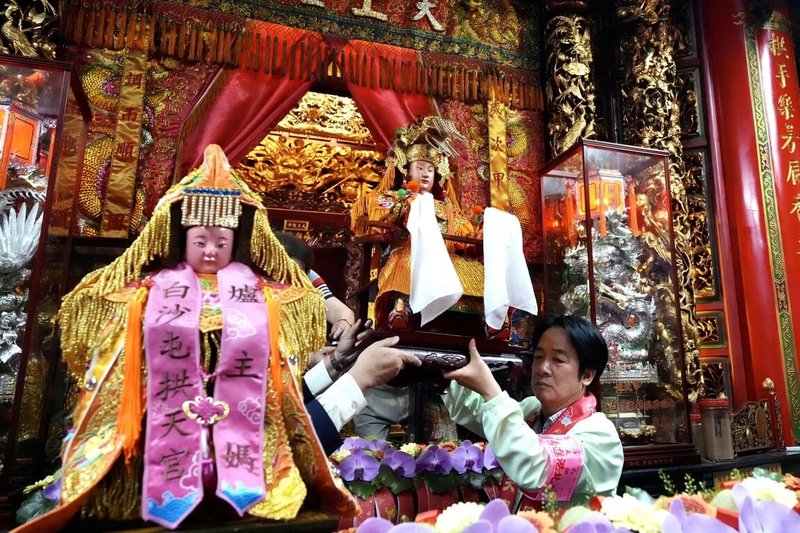 2026白沙屯媽祖進香活動12日深夜將登轎啟程,總統賴清德(右)傍晚赴苗栗拱天宮為「粉紅超跑」淨轎,並與主委洪文華共同將爐主媽、大媽神尊請出神龕。(拱天宮文化組提供)中央社記者管瑞平傳真 115年4月12日