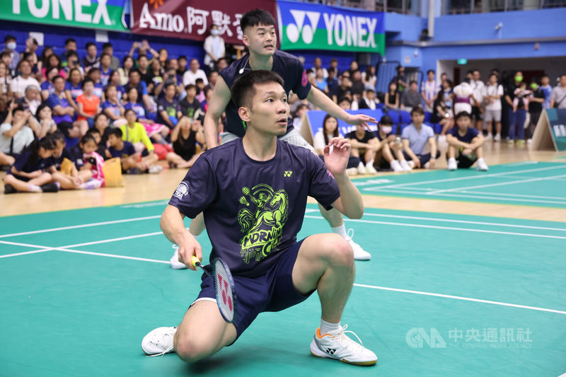 2026世界清晨盃暨吳文達紀念盃羽球錦標賽持續在台北體育館進行賽事，運動部長李洋（前）12日與昔日搭檔王齊麟（後）合體打表演賽。中央社記者張新偉攝　115年4月12日