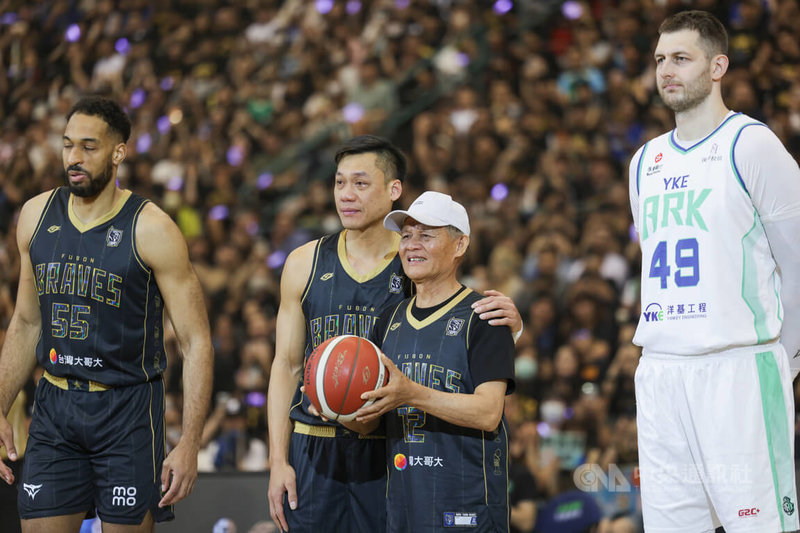 台灣職籃P.LEAGUE+台北富邦勇士球星「野獸」林志傑（左2）12日在台北小巨蛋進行引退賽，勇士球團賽前特別邀請林志傑父親開球，讓林志傑情緒激動落淚。中央社記者裴禛攝　115年4月12日
