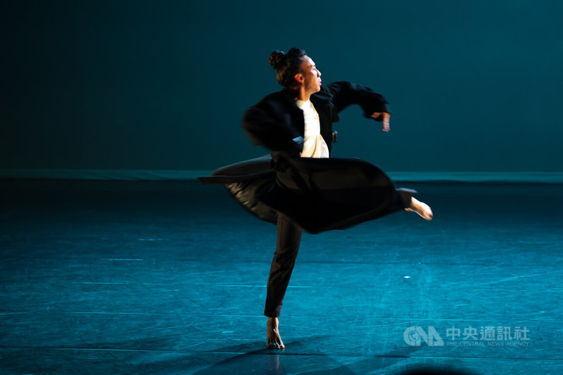 雲門舞集12日下午在北藝大舉辦「曼菲逝世20週年紀念活動-曼菲派對」,已故舞蹈家羅曼菲學生吳建緯(圖)帶來野草舞蹈聚落EMBERS獨舞片段。中央社記者吳家昇攝 115年4月12日