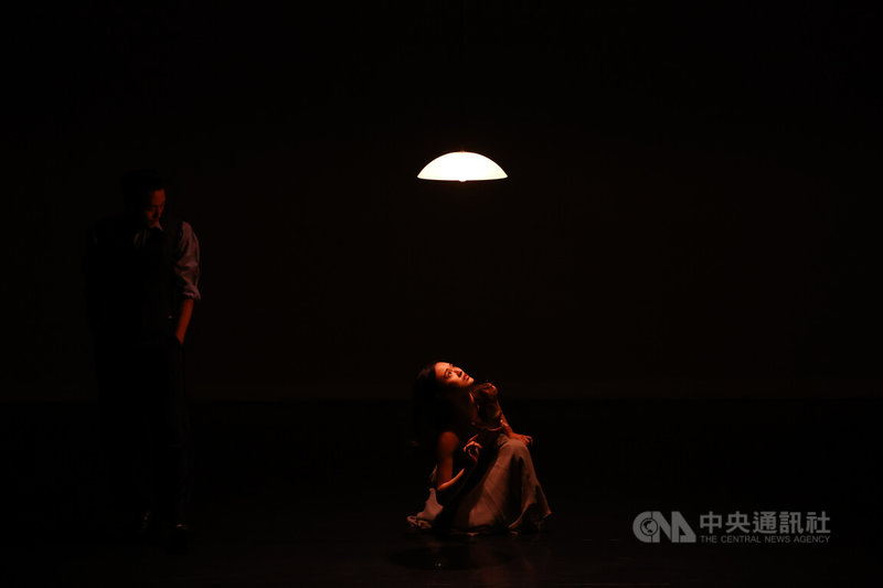 雲門舞集12日下午在北藝大舉辦「曼菲逝世20週年紀念活動-曼菲派對」,現場重現已故舞蹈家羅曼菲作品「沉香屑」雙人舞片段。中央社記者吳家昇攝 115年4月12日