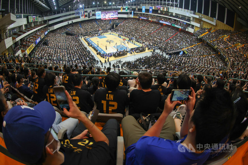 台灣職籃P.LEAGUE+台北富邦勇士隊在台北小巨蛋為球星「野獸」林志傑舉辦引退賽，連兩天吸引滿場觀眾，12日林志傑上場時，球迷拿起手機紀錄。中央社記者張新偉攝　115年4月12日