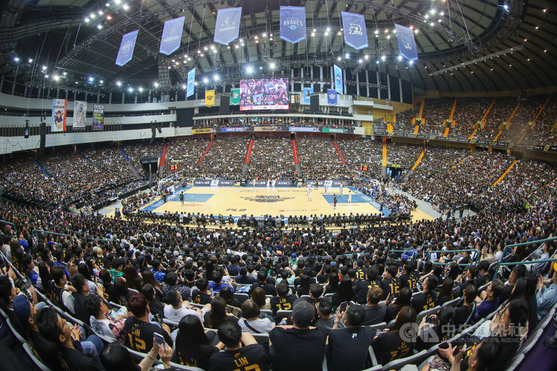 富邦勇士隊在台北小巨蛋為球星「野獸」林志傑舉辦引退賽,12日湧入滿場球迷,見證一代傳奇球星引退。中央社記者張新偉攝 115年4月12日