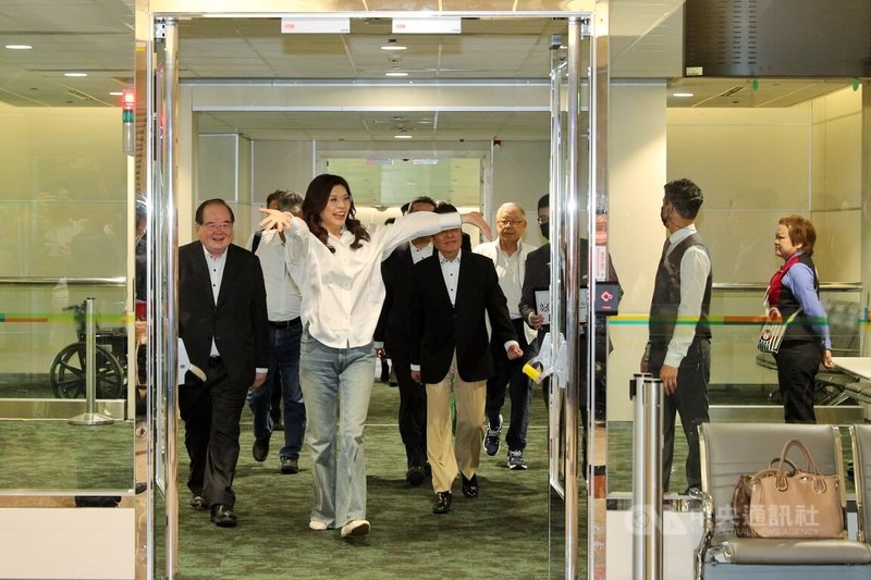 國民黨主席鄭麗文（左2）12日下午結束中國訪問行程返抵台灣，她說，中共中央台辦宣布10項惠台利多政策，已指示副主席盡快針對此事組成工作小組，完成接下來落實的工作。中央社記者吳睿騏桃園機場攝　115年4月12日