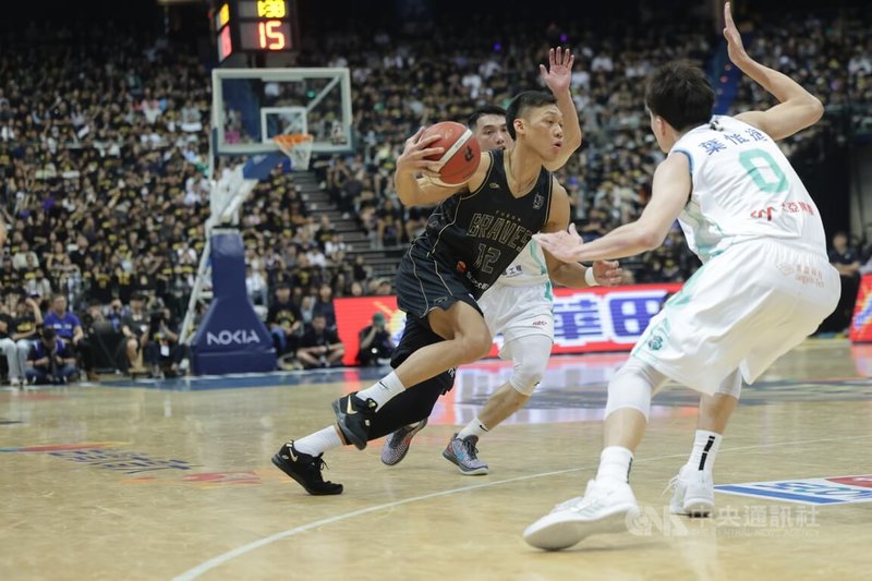 台灣職籃P.LEAGUE+台北富邦勇士球星林志傑（中黑衣）將於本季結束卸下球員身分，12日在台北小巨蛋的引退賽與洋基工程交手，林志傑展現拚勁，切入禁區上籃。中央社記者裴禛攝　115年4月12日