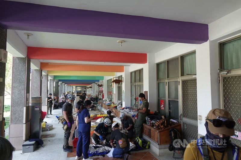 參與民防聯訓的民防團隊,借用南投中寮永樂國小開設緊急醫療站進行演練。中央社記者吳書緯攝 115年4月12日