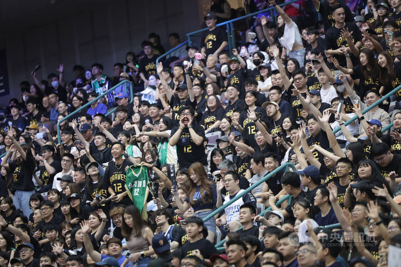 台灣職籃P.LEAGUE+台北富邦勇士球星「野獸」林志傑12日在台北小巨蛋進行引退賽，滿場球迷為他加油打氣。中央社記者裴禛攝　115年4月12日