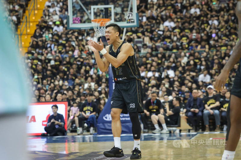 林志傑(中)引退賽第2戰交手洋基工程,隊友得分後,林志傑大力鼓掌激勵士氣。中央社記者裴禛攝 115年4月12日