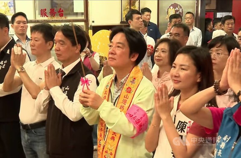 苗栗白沙屯媽與山邊媽12日起駕前往北港進香,總統賴清德(前右2)下午先到山邊媽祖宮參拜、送駕,祈求媽祖保佑此次行程平安、順利、圓滿,也庇佑全國風調雨順、國泰民安。(翻攝自youtube頻道「苗栗後龍山邊媽祖」直播畫面)中央社記者魯鋼駿傳真 115年4月12日