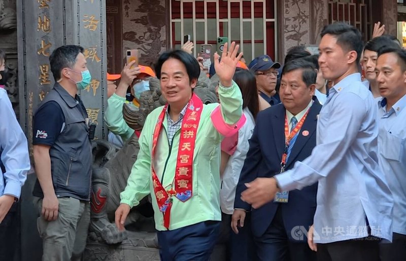 2026白沙屯媽祖進香活動12日深夜將登轎啟程,總統賴清德(前中)傍晚身穿今年淺綠色進香服、手戴臂章,先後前往山邊媽祖宮、拱天宮參拜,沿途許多信眾熱情高喊「總統好」。中央社記者管瑞平攝 115年4月12日