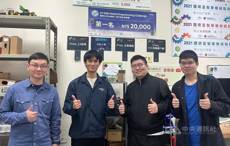 第6屆Kibo-RPC機器人程式設計挑戰賽,台灣團隊iTron奪下冠軍,國立陽明交通大學機械系學生吳典謀(左起)、林穎沛、鄭力齊、陳昌駿在社團iTron榮譽牆前,與預賽冠軍布條(深藍色)合影。中央社記者趙敏雅攝 115年4月12日