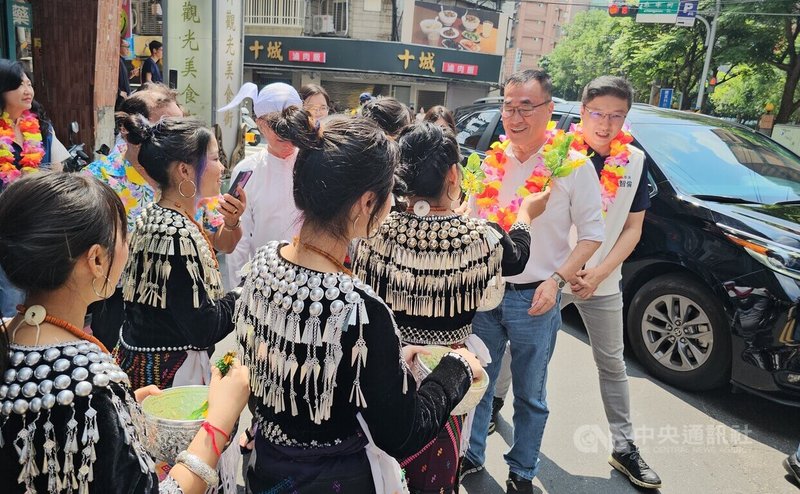 國民黨新北市長參選人李四川（右2）12日到中和區華新街參加「緬甸新年浴佛」活動，現場接受潑水祈福。中央社記者王鴻國攝　115年4月12日