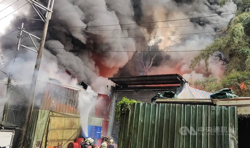 新北市新莊區壽山路一處鐵皮工廠12日下午發生火警，現場濃煙直竄，警消獲報前往救援，初步確認無人受困。（翻攝照片 ）中央社記者王鴻國傳真　115年4月12日