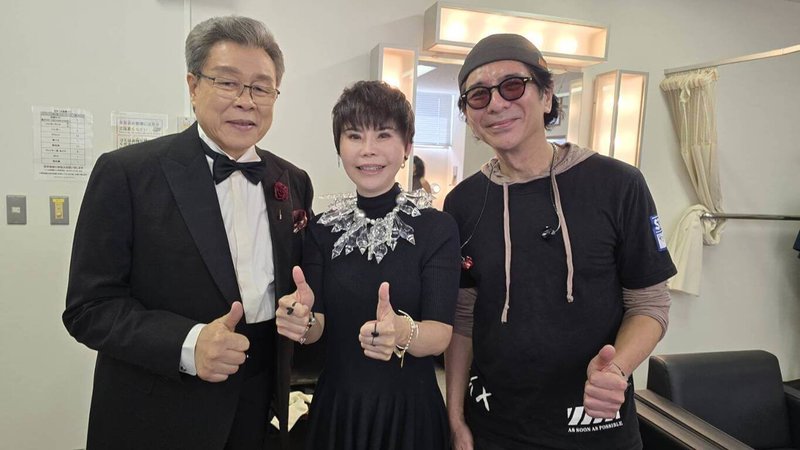 金鐘歌王楊烈（左）「自由之地」世界巡迴演唱會12日在日本千葉縣浦安市文化會館開唱，金曲歌后詹雅雯（中）經歷脊椎手術僅兩週，堅持抱病前來日本力挺。（印太戰略智庫提供）中央社記者戴雅真東京傳真　115年4月12日