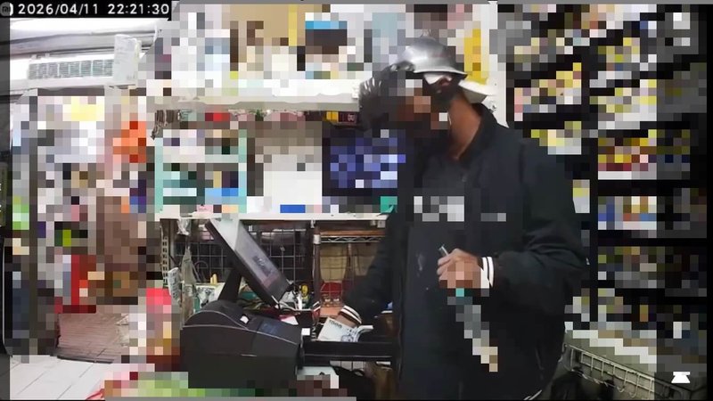 48歲羅姓男子11日涉嫌到高雄市鳳山區一間五金行，趁店員補貨時竊取現金，遭店員喝斥還持刀威嚇，得手新台幣約1萬元現金後逃逸。（高雄市政府警察局鳳山分局提供）中央社記者張已亷傳真　115年4月12日
