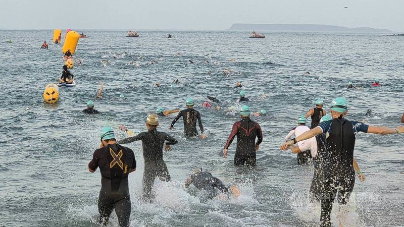 2026富邦金控IRONMAN Penghu澎湖國際鐵人三項賽12日在澎湖嵵裡沙灘熱血登場,國內外選手依序下水。中央社 115年4月12日