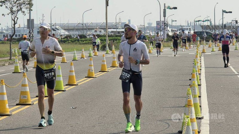 「2026富邦金控IRONMAN Penghu澎湖國際鐵人三項賽」12日登場,各國選手完成海泳與自行車項目後,下午回到馬公市區展開42.2公里路跑。中央社 115年4月12日