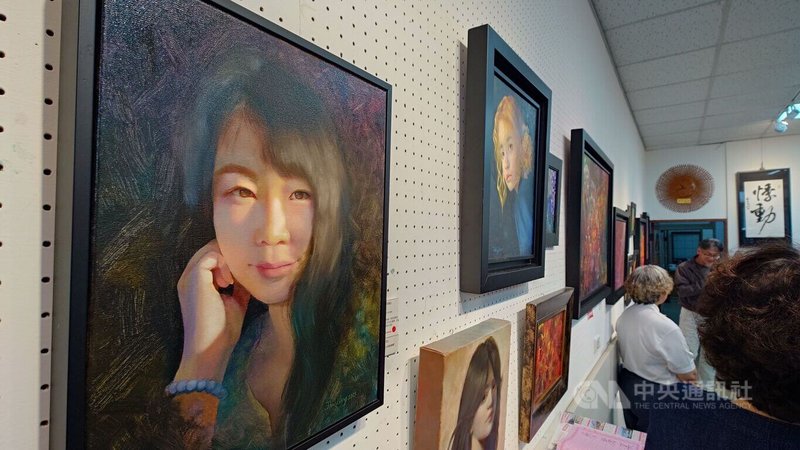 畫家曹芷綾即起至4月30日,在竹崎文化藝術基金會展出「悸動」創作個展,展出擅長的人物畫,栩栩如生。中央社記者蔡智明攝 115年4月12日