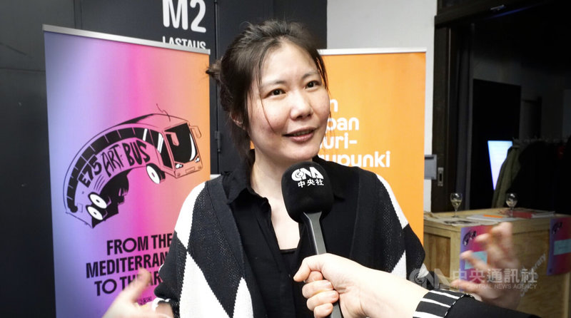 台灣裝置藝術家姚宥亘入選 E75 歐洲藝術巴士計畫，她的作品將隨巴士在歐洲巡迴展出。中央社記者巫祈麟赫爾辛基攝　115年4月12日