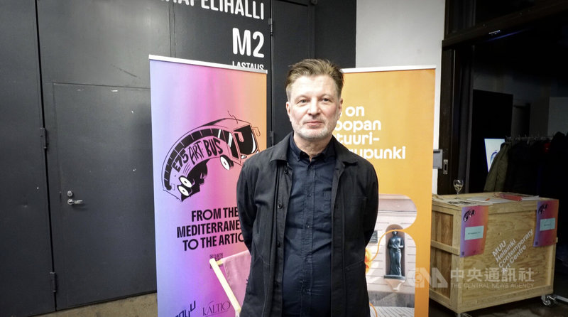 芬蘭視覺藝術家協會總監索培拉說明「E75藝術巴士赫爾辛基出發節」計畫的始末。中央社記者巫祈麟赫爾辛基攝　115年4月12日