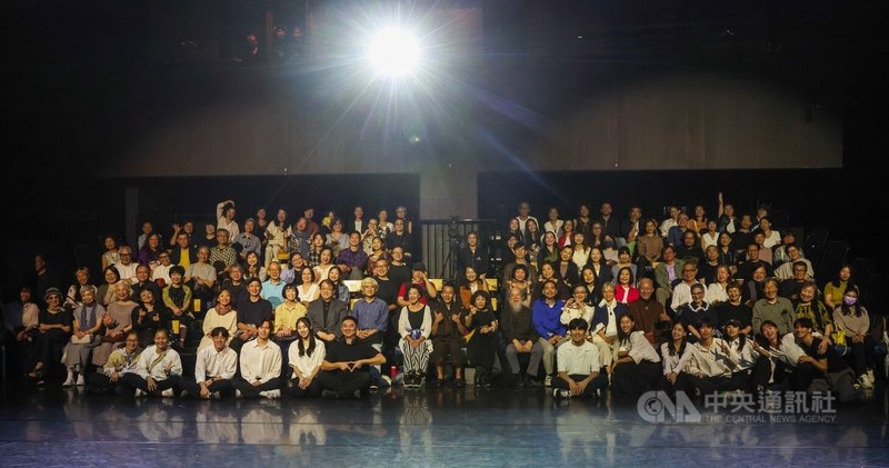 「曼菲逝世20週年紀念活動-曼菲派對」12日在北藝大舉行,透過舞作片段重現、影像回顧及不同世代分享,一同看見舞蹈家羅曼菲的創作與精神,舞蹈界人士等到場共同緬懷。中央社記者吳家昇攝 115年4月12日