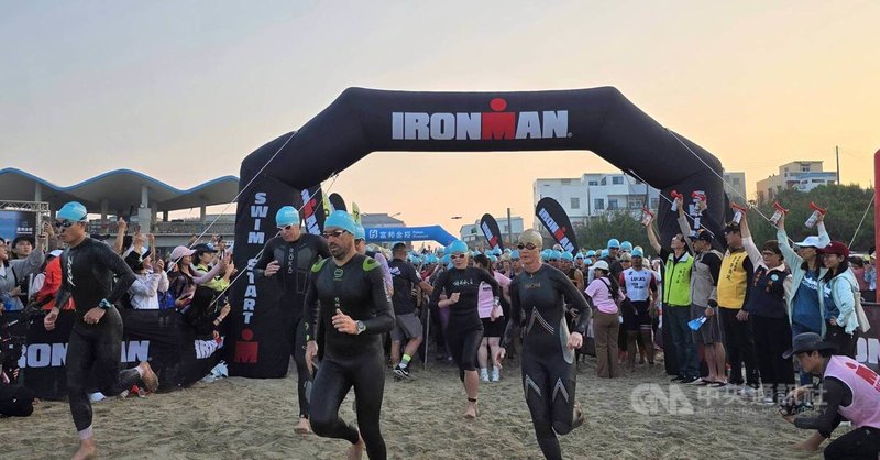 2026富邦金控IRONMAN Penghu澎湖國際鐵人三項賽12日登場,國內外選手依序出發,展開極限挑戰。中央社 115年4月12日