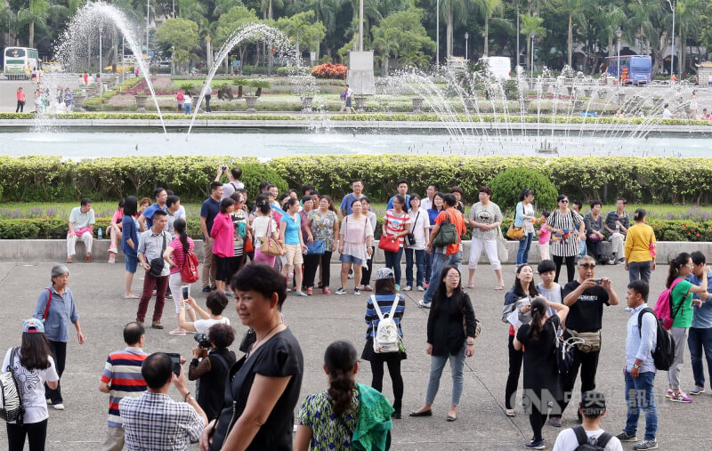 圖為2014年在台北國父紀念館出現陸客觀光人潮。（中央社檔案照片）