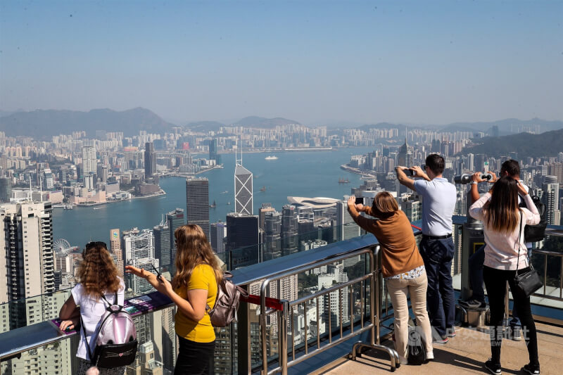 圖為自香港太平山的凌霄閣摩天台俯瞰香港市景。（中央社檔案照片）