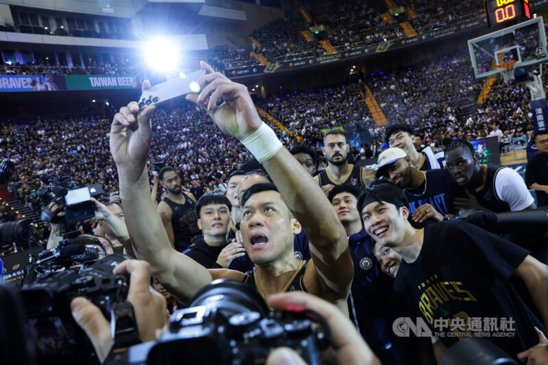 台灣職籃P.LEAGUE+台北富邦勇士球星「野獸」林志傑（前中）12日在台北小巨蛋進行引退賽，勇士終場以91比89擊退洋基工程，賽後林志傑和隊友自拍留念。中央社記者裴禛攝　115年4月12日