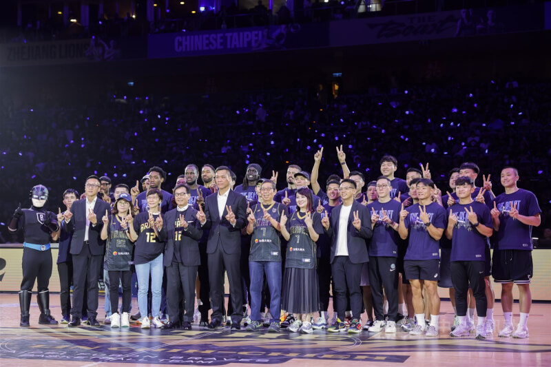 林志傑引退賽後換上帥氣西裝,與球團及隊友合影留念。中央社記者裴禛攝 115年4月12日