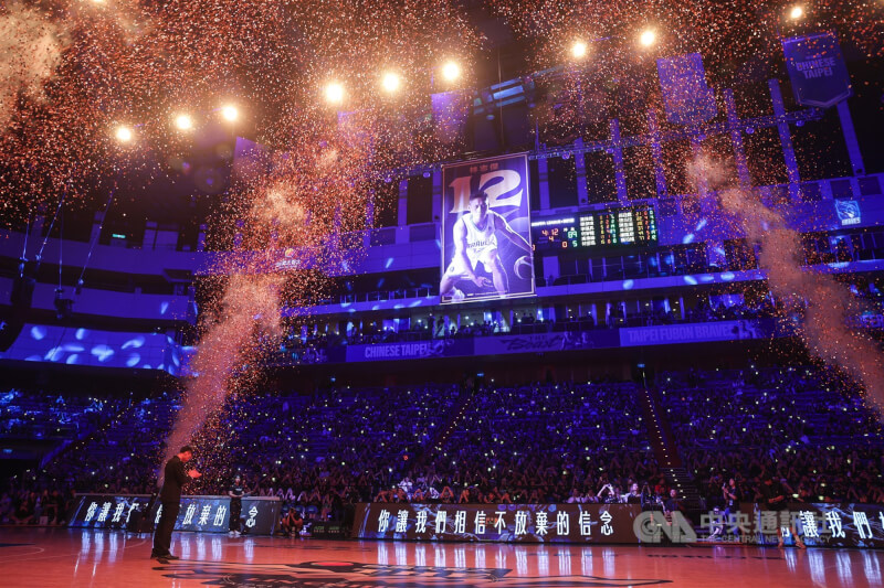 林志傑引退賽後小巨蛋升起象徵榮耀的巨幅12號錦旗,撒下金色亮片,為林志傑引退儀式畫下完美句點。中央社記者裴禛攝 115年4月12日