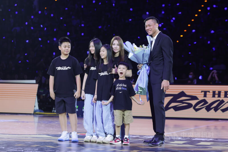 「野獸」林志傑(右)引退儀式,家人獻上花束給予祝福。中央社記者裴禛攝 115年4月12日