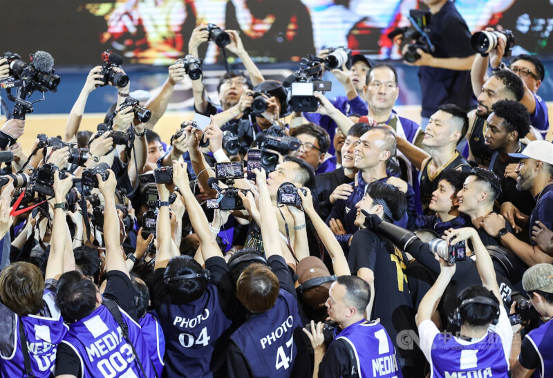 林志傑(中)第2場引退賽,勇士終場擊敗洋基工程拿下勝利,賽後林志傑拿起手機與隊友自拍。中央社記者張新偉攝 115年4月12日