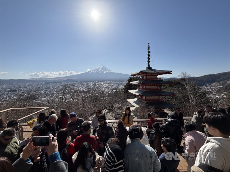 圖為日本山梨縣新倉山淺間公園遠眺富士山風光。（中央社檔案照片）