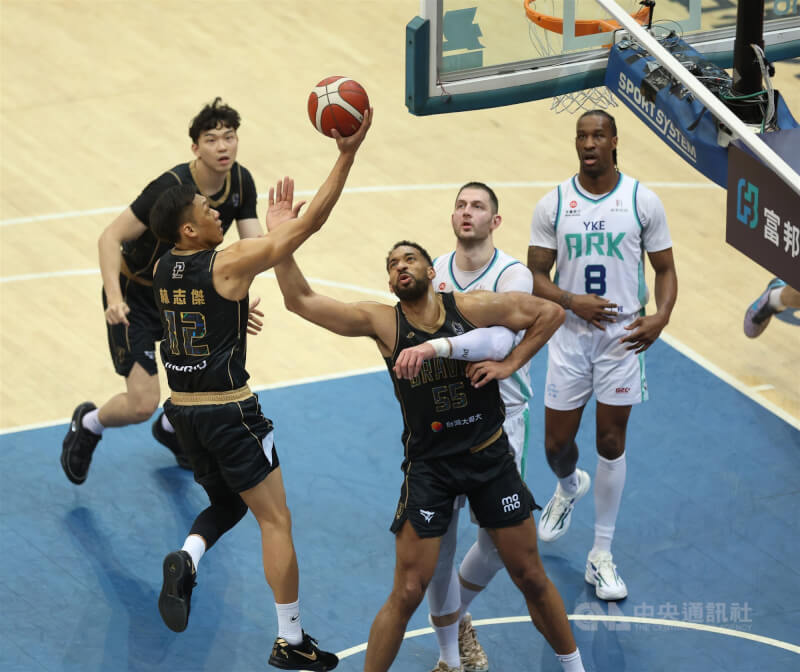 林志傑引退賽第2場與洋基工程交手,林志傑(前左)強攻籃下搶分。中央社記者張新偉攝 115年4月12日